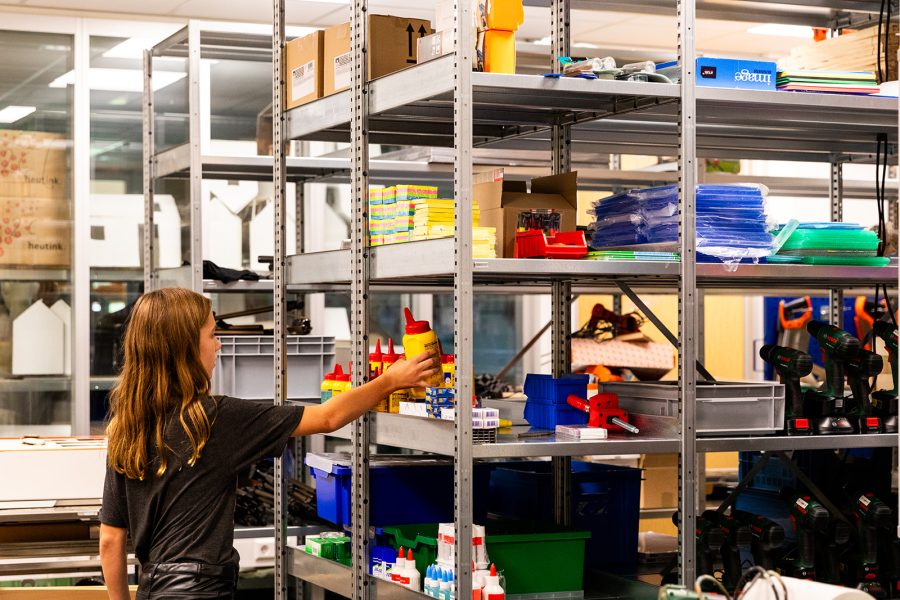 Leerling pakt materialen uit de berging van de techniekles Houtens