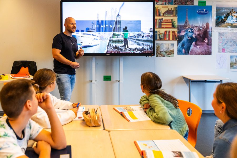 Docent geeft les voor de klas Houtens met leerlingen die aan hun bureau zitten