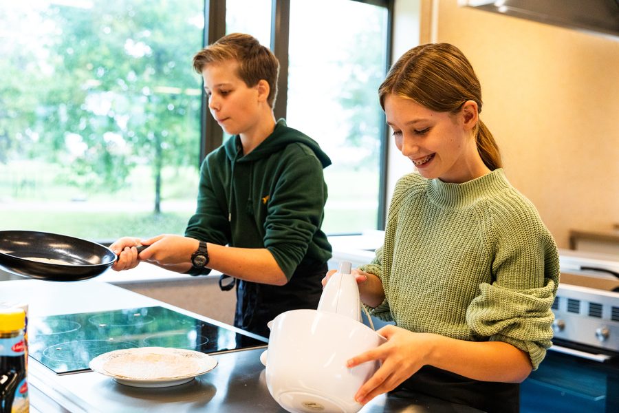 Leerlingen van Houtens in de kookles bij koken & voeding