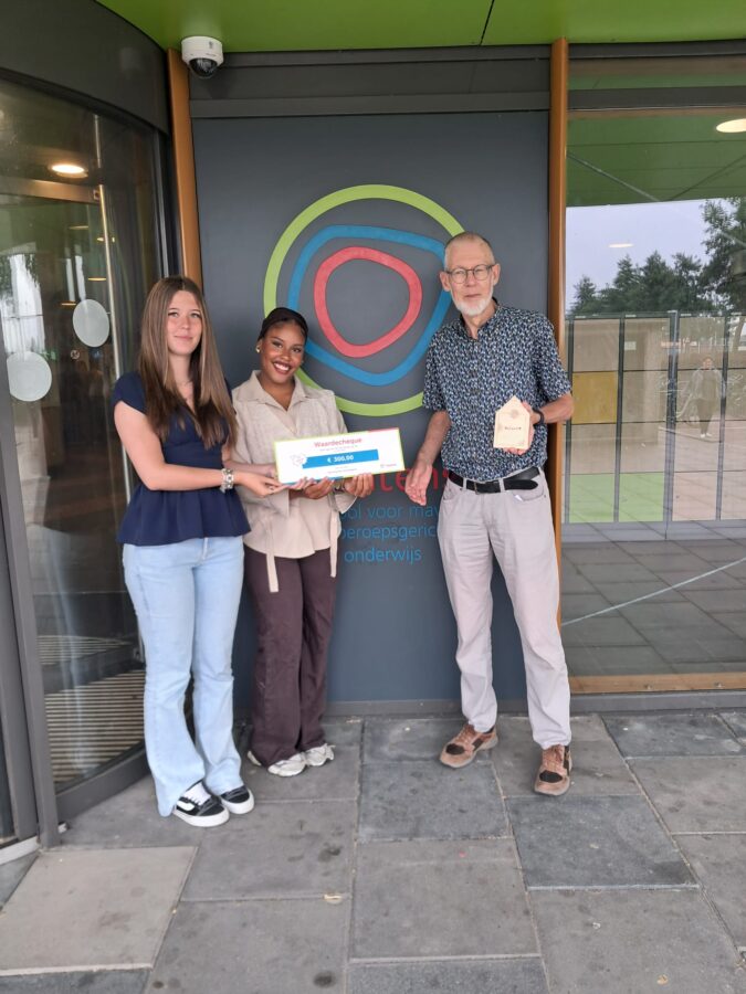 Leerlingen overhandigen cheque aan Huis van Kinderen aan het goede doel